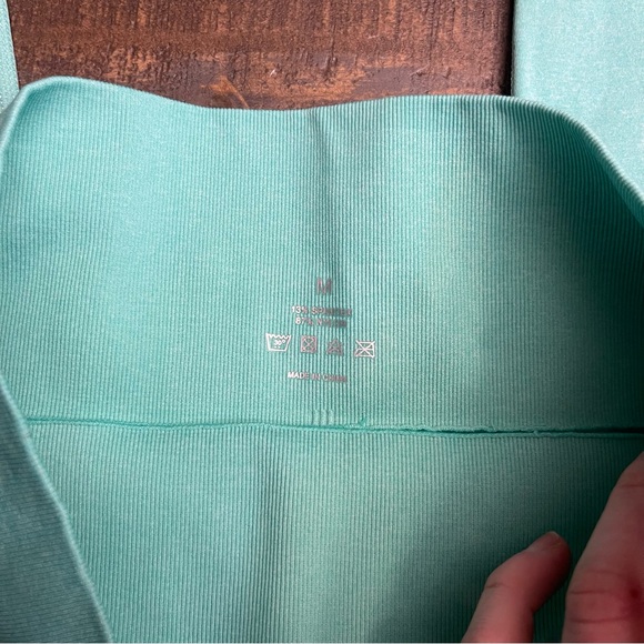 NWT NVGTN Seamless Reveal Leggings- Mint Green - Picture 3 of 6